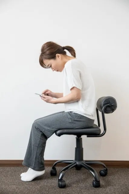 スマホ首が引き起こす肩こりと頭痛の整体対策